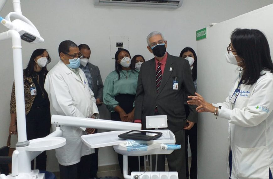 Comisión del SNS visita Departamento de Odontología del Gautier