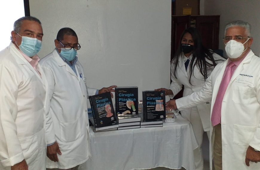 SNS dota de libros Cirugía Plástica a Residencia Médica del Gautier