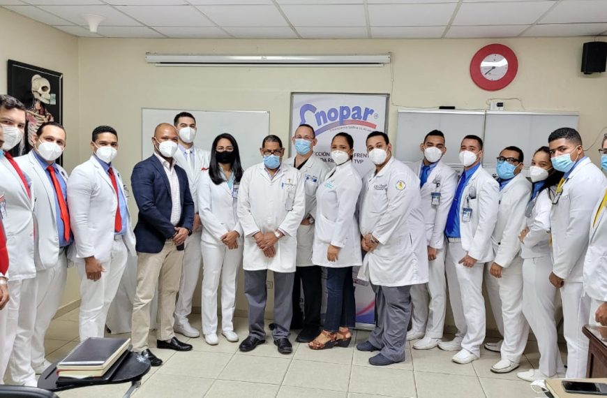 Grupo médicos residentes de ortopedia del Gautier escalan otro peldaño