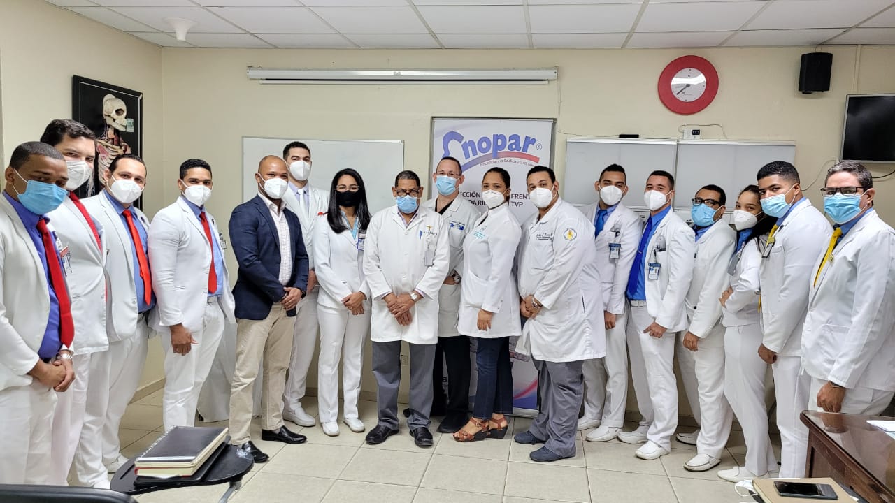 Grupo médicos residentes de ortopedia del Gautier escalan otro peldaño