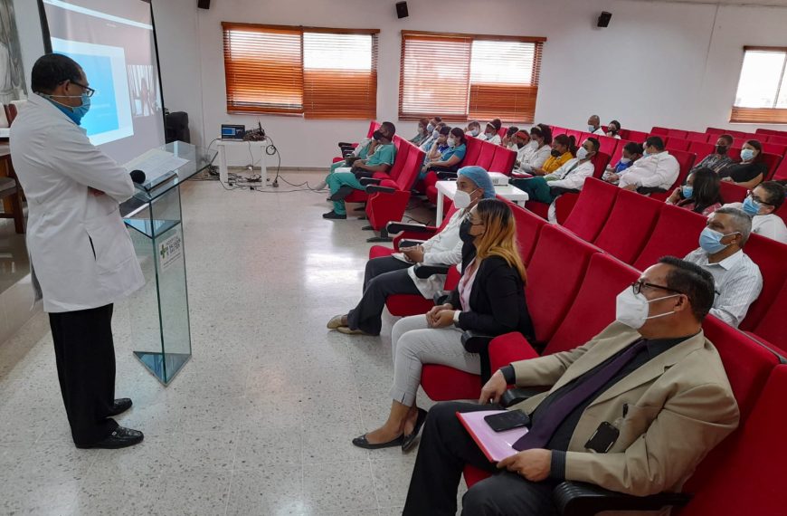 El Dr. Fredis de Jesús Reyes, director del HSBG expresa palabras de bienvenida