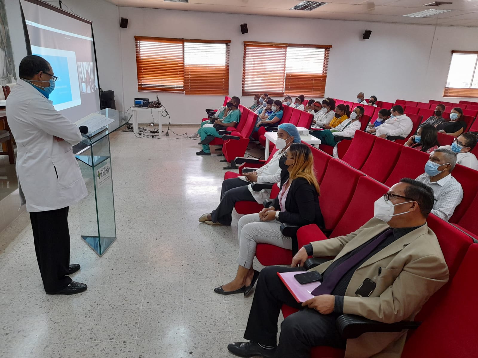 El Dr. Fredis de Jesús Reyes, director del HSBG expresa palabras de bienvenida