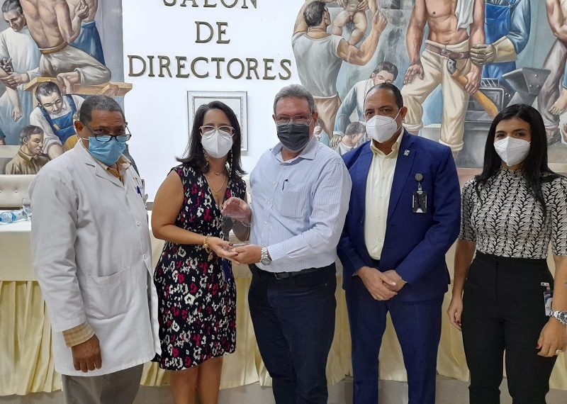 El doctor Jorge Gimón (centro) al momento de recibir el reconocimiento