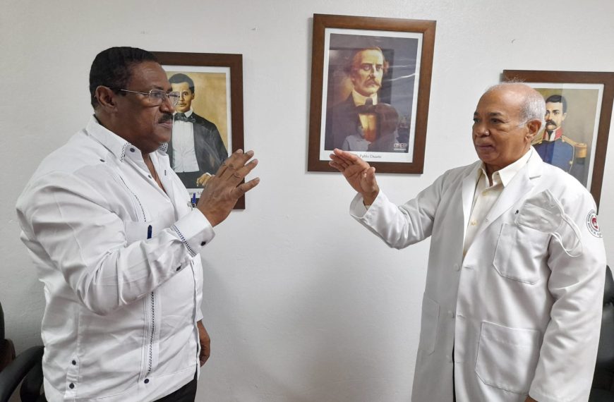 Posesionan nuevo director en el Hospital Salvador B. Gautier