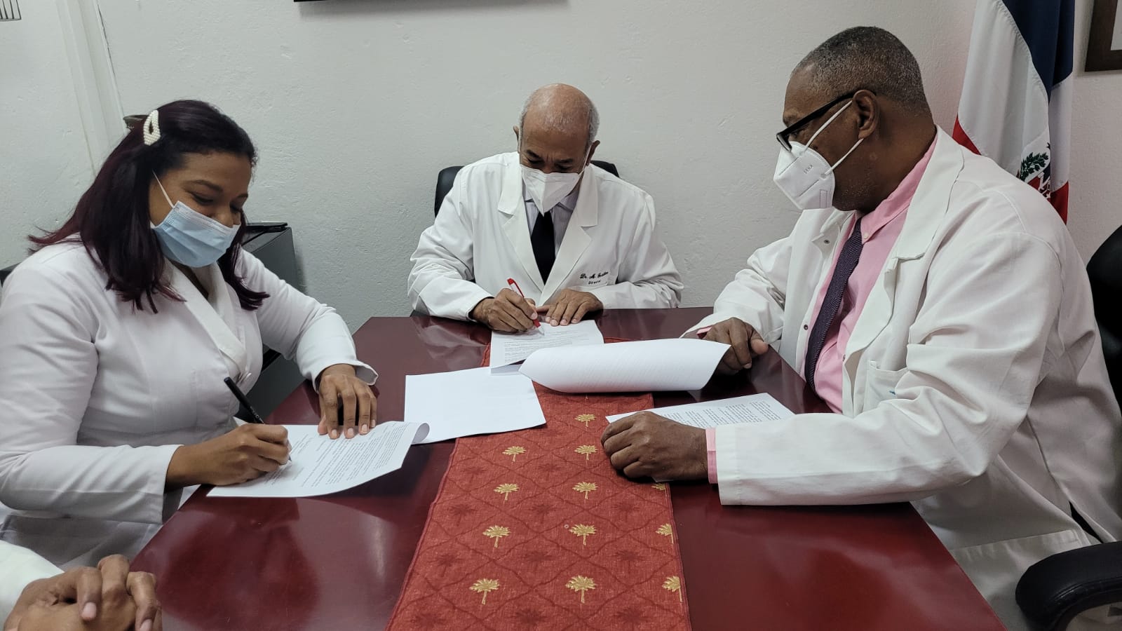Hospital Gautier y la UNPHU firman convenio en favor de estudiantes