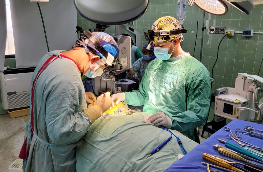 Médicos del Gautier durante cirugía de la columna cervical