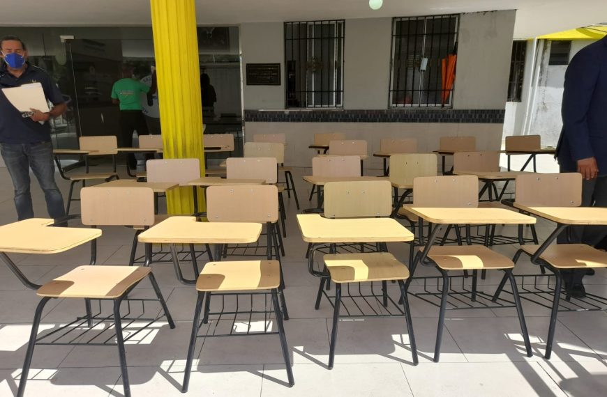 UASD entrega butacas al Hospital Gautier para desarrollo estudiantes