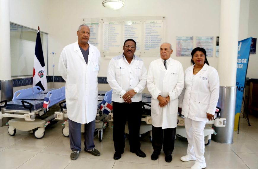 SNS entrega camillas quirúrgicas al hospital Gautier