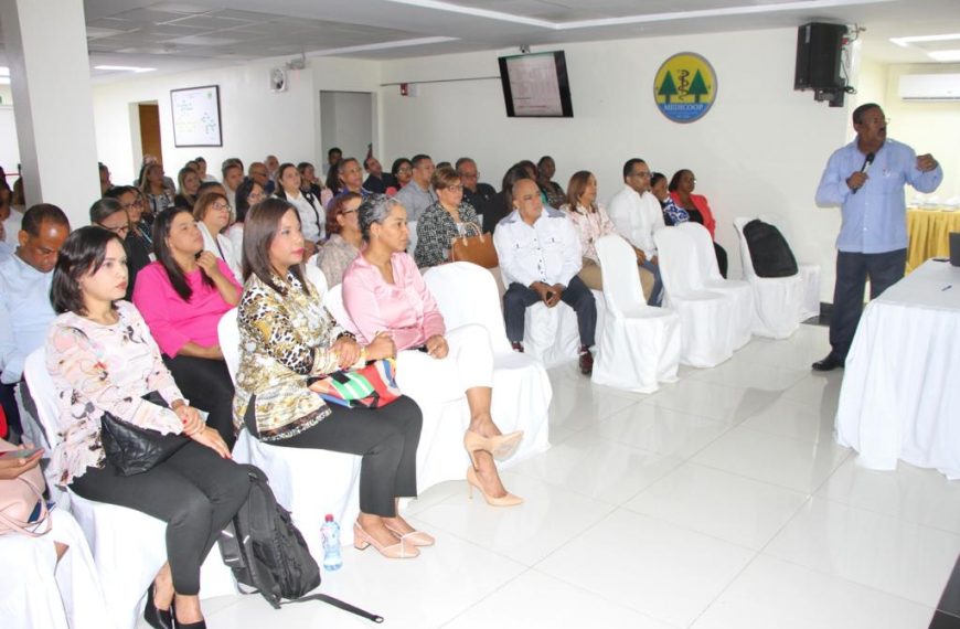 Titular del SRSM sostiene encuentro con directores de hospitales sobre producci&oacute;n de servicios&nbsp;