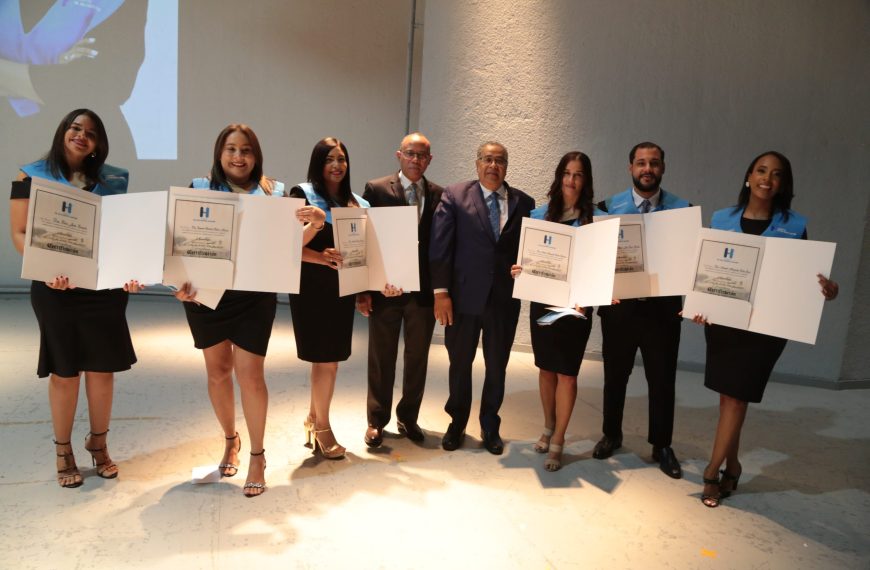 Hospital Gautier gradúa 77 nuevos médicos